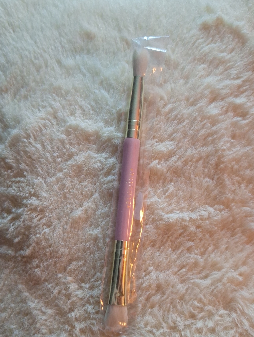 Plouise Double-Ended Makeup Brush in Light Pink.